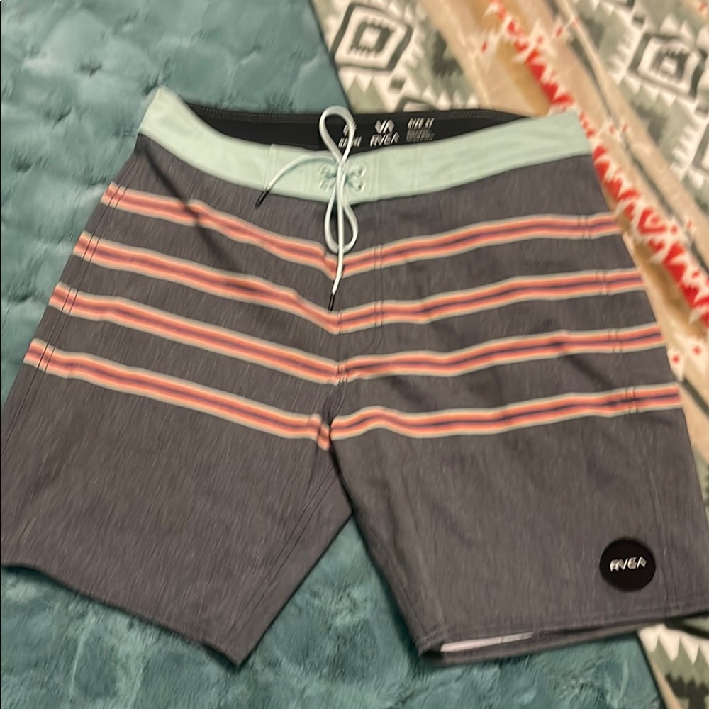 Men’s board shorts -like New -used but flawless